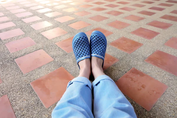 Blaue Sandalen Nahaufnahme Frau Trägt Blaue Sandalen Und Blaue Jeans — Stockfoto