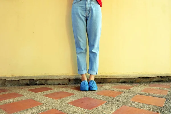 Blue Flip Flops Fashion Woman Wear Blue Sandals Blue Jeans — Stock Photo, Image