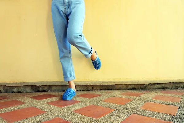 Blue Flip Flops Fashion Woman Wear Blue Sandals Blue Jeans — Stock Photo, Image