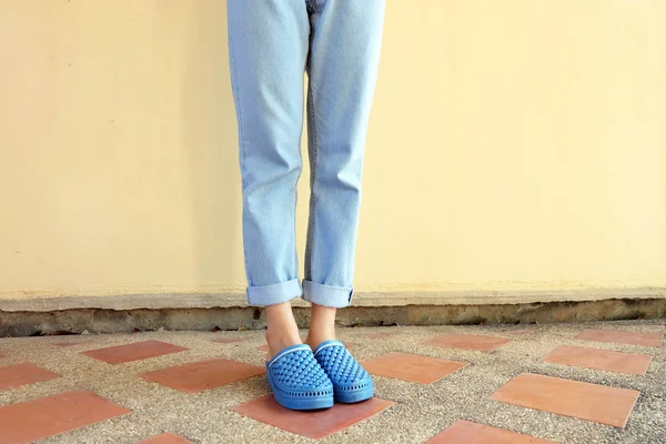 Tongs Bleues Mode Femme Portez Des Sandales Bleues Des Jeans — Photo