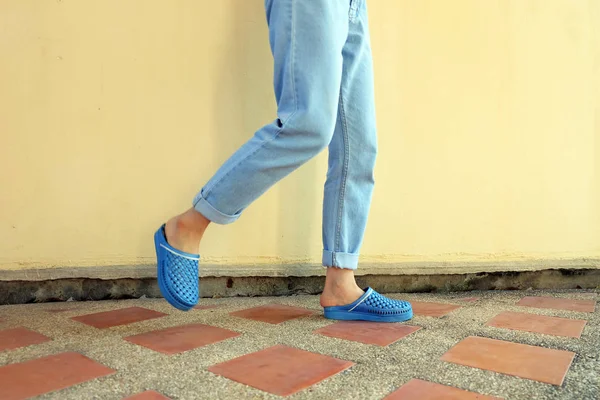 Blue Flip Flops Fashion Kvinde Bære Blå Sandaler Blå Jeans - Stock-foto