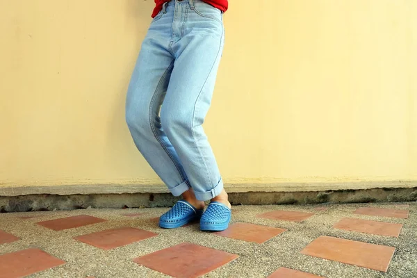 Niebieskie Klapki Moda Kobieta Nosić Niebieskie Sandały Niebieskie Dżinsy Stać — Zdjęcie stockowe