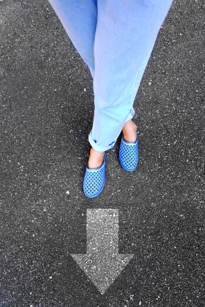 Selfie Blue Shoes Blue Jeans Женские Ноги Стоящие Белой Стрелкой — стоковое фото