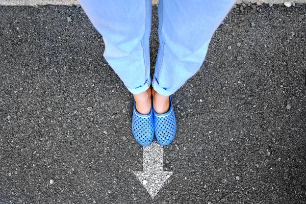 Selfie Blaue Schuhe Und Blaue Jeans Weibliche Füße Stehen Mit — Stockfoto