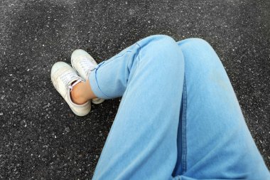 Selfie beyaz ayakkabı. Bayan giyimi yakın beyaz spor ayakkabı, kot beton yolda arka plan büyük herhangi bir kullanım için.