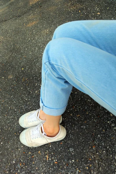 Селфи Белые Туфли Крупным Планом Женщина Носить Белые Кроссовки Синие — стоковое фото