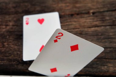 İki maça ve elmas iskambil kartı. Herhangi bir kullanım için üzerinde ahşap arka plan büyük iskambil izole.