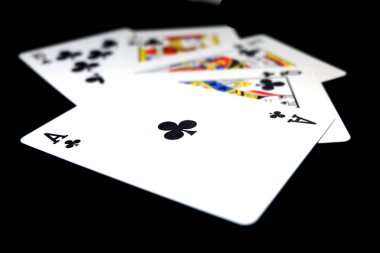 İskambil izole. Beş iskambil poker siyah siyah sembolü büyük herhangi bir kullanım için arka plan.