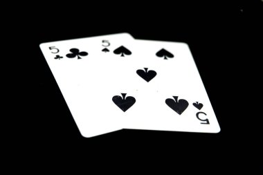 İki kart maça oynamak. İskambil kartları 5 üzerinde siyah arka plan büyük herhangi bir kullanım için izole.