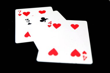 Üç siyah arka plan büyük üstünde herhangi bir kullanım için izole kart yakından kartı oynarken.
