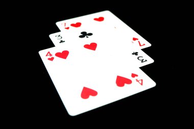 Üç siyah arka plan büyük üstünde herhangi bir kullanım için izole kart yakından kartı oynarken.
