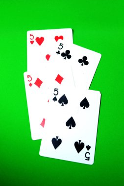 5 oyun kağıdı oyun. Beş, kalp, maça ve elmas iskambil yeşil arka plan büyük üstünde herhangi bir kullanım için izole.