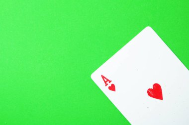 Yeşil arka plan büyük üstünde herhangi bir kullanım için izole ace iskambil oyunu.