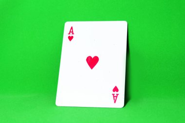 Yeşil arka plan büyük üstünde herhangi bir kullanım için izole ace iskambil oyunu.