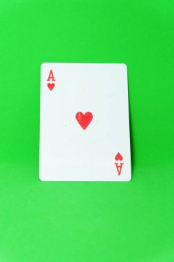 Yeşil arka plan büyük üstünde herhangi bir kullanım için izole ace iskambil oyunu.