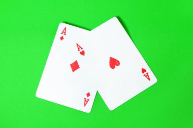 İki maça ve elmas iskambil kartı. Herhangi bir kullanım için üzerinde yeşil arka plan büyük Ace iskambil izole.