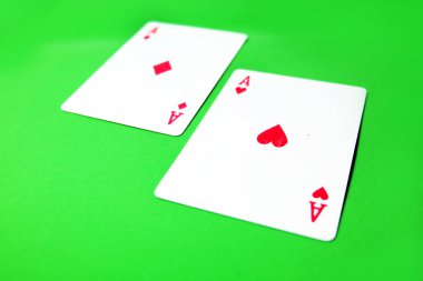 İki maça ve elmas iskambil kartı. Herhangi bir kullanım için üzerinde yeşil arka plan büyük Ace iskambil izole.