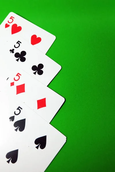 Oyun Kağıdı Oyun Beş Kalp Maça Elmas Iskambil Yeşil Arka — Stok fotoğraf
