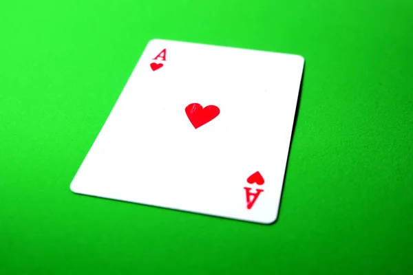 Ace 玩纸牌游戏隔离在绿色背景伟大的任何使用 — 图库照片