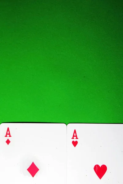 Zwei Pik Und Karo Spielkarten Ass Spielkarten Isoliert Auf Grünem — Stockfoto