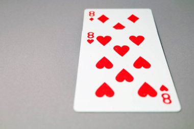 Sekiz iskambil kalp. Gri arka plan büyük üstünde herhangi bir kullanım için izole kırmızı Spades iskambil 8 oyunu.