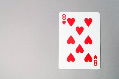 Sekiz iskambil kalp. Gri arka plan büyük üstünde herhangi bir kullanım için izole kırmızı Spades iskambil 8 oyunu.