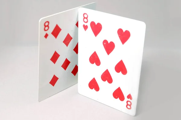 Οκτώ Καρδιά Παίζοντας Χαρτιά Κόκκινο Μπαστούνι Παιχνίδι Παιγνιόχαρτο Απομονώνονται Γκρι — Φωτογραφία Αρχείου
