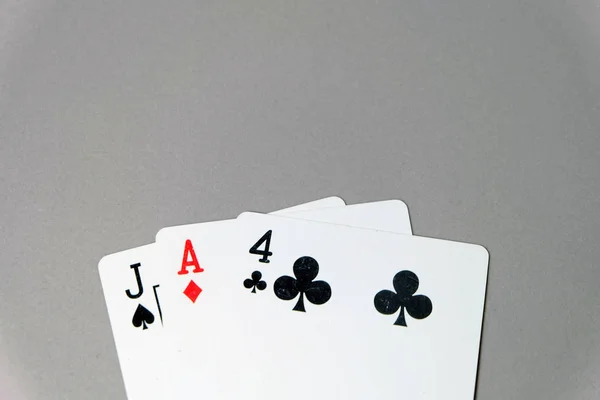 Gra Card Bliska Trzech Kart Gry Białym Tle Szarym Tle — Zdjęcie stockowe