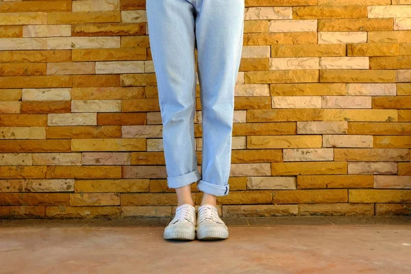 Sapatos Brancos Velhos Mulher Usa Tênis Branco Jeans Azuis Fundo — Fotografia de Stock