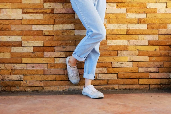 Gamla Vita Skor Kvinnan Bär Vit Sneaker Och Blå Jeans — Stockfoto