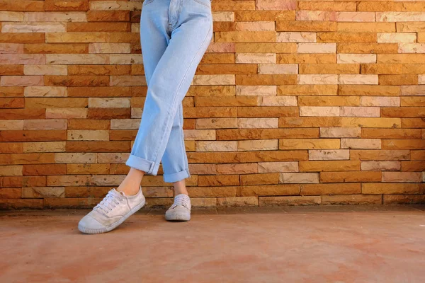 Gamla Vita Skor Kvinnan Bär Vit Sneaker Och Blå Jeans — Stockfoto