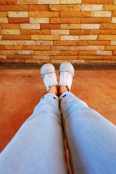 Oude Witte Schoenen Vrouw Dragen Witte Sneaker Blauwe Jeans Oranje — Stockfoto