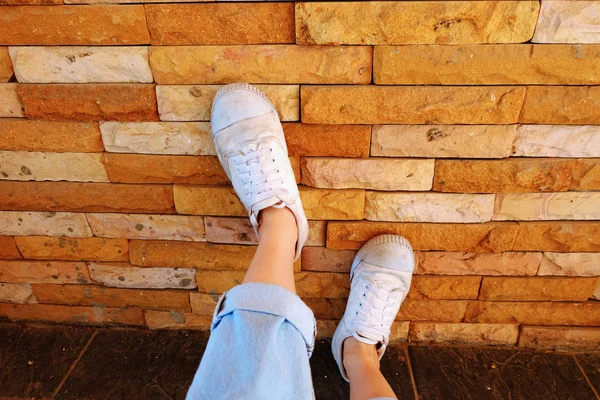 신발입니다 여자는 주황색 파란색 청바지 사용에 — 스톡 사진