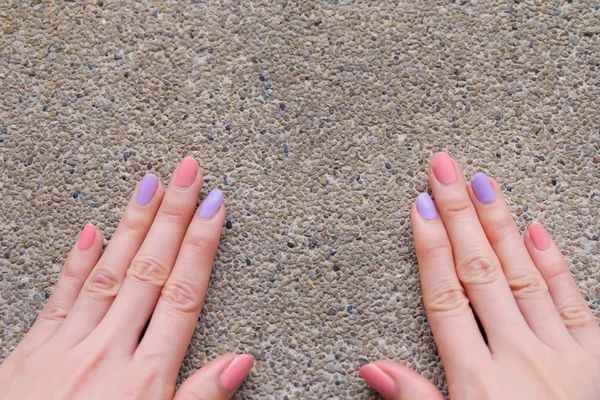 Manucure Vernis Ongles Belle Femme Est Mains Sur Rose Violet — Photo