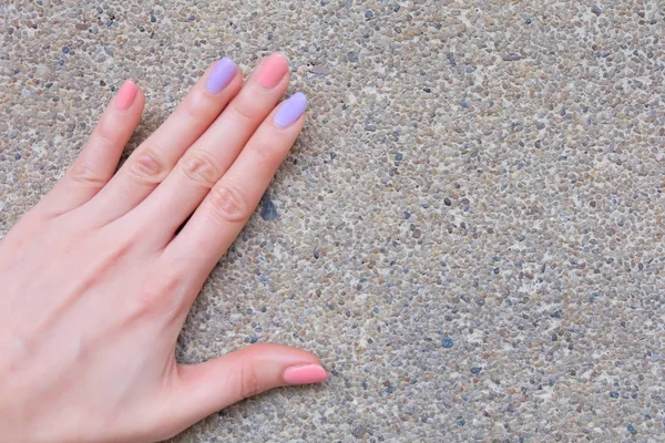 Nagellack Manikyr Vacker Kvinna Händer Rosa Och Violett Pastell Bakgrunden — Stockfoto