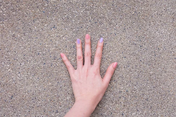 マニキュア マニキュア 美しい女性はピンクの手とバイオレット パステル背景任意使用に最適 — ストック写真