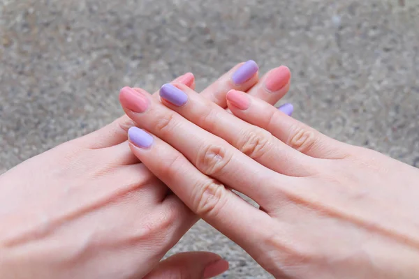 Manicure Polonês Prego Mulher Bonita Mãos Rosa Violeta Pastel Fundo — Fotografia de Stock