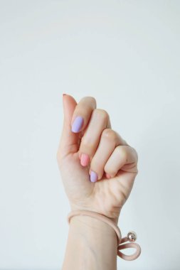 Tırnak cilası manikür kadar kapatın. Ellerinde pembe ve beyaz arka plan büyük herhangi bir kullanım için üzerine Violet Pastel güzel kadındır.