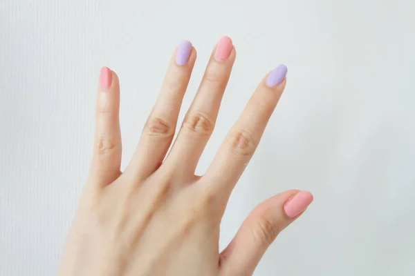 Feche Manicura Polonesa Prego Mulher Bonita Mãos Rosa Violeta Pastel — Fotografia de Stock