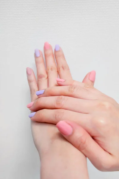 关闭指甲油指甲 美丽的女人是粉红色的手和紫罗兰色的白色背景 伟大的任何使用 — 图库照片