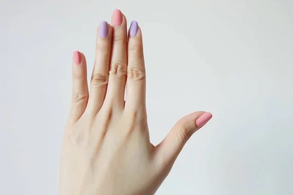 Close Van Nail Polish Manicure Mooie Vrouw Handen Roze Violet — Stockfoto