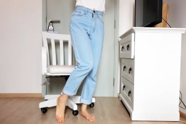 Sandalye Studio kürsüye kadar kapatın. Beyaz Oda Studio arka plan büyük beyaz bir sandalyede ile herhangi bir kullanım için duran güzel kadın.