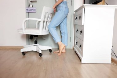 Sandalye Studio kürsüye kadar kapatın. Beyaz Oda Studio arka plan büyük beyaz bir sandalyede ile herhangi bir kullanım için duran güzel kadın.
