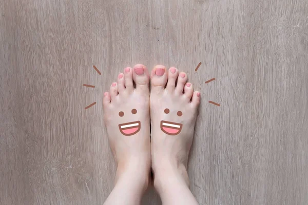 Smiley Face Drawn Toes Close Female Barefoot Wooden Floor Background — Stock Photo, Image