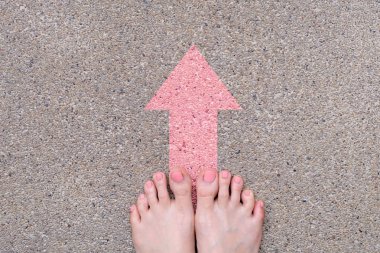 Pembe ok ayağa üstten görünüm çizilmiş. Çıplak ayak ile herhangi bir kullanım için zemin sokak yol arka plan büyük üzerinde pembe oje manikür.