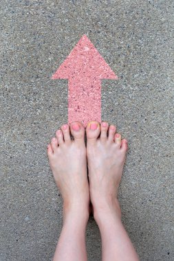 Pembe ok ayağa üstten görünüm çizilmiş. Çıplak ayak ile herhangi bir kullanım için zemin sokak yol arka plan büyük üzerinde pembe oje manikür.