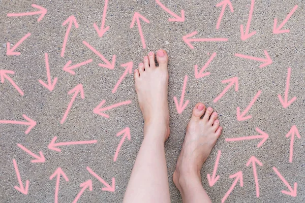 Roze Pijl Keuze Concept Vrouwelijke Blote Voeten Met Roze Nail — Stockfoto