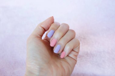 Güzel pembe tırnak cilası. Herhangi bir kullanım için pembe kumaş arka plan büyük üzerinde pembe tırnak manikür ile eller.