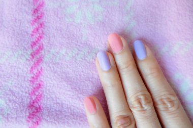 Güzel pembe tırnak cilası. Herhangi bir kullanım için pembe kumaş arka plan büyük üzerinde pembe tırnak manikür ile eller.