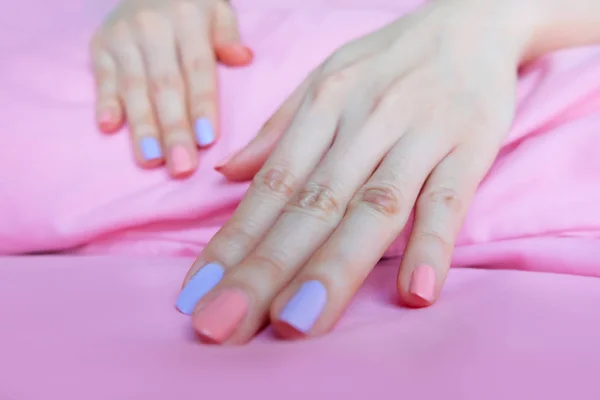 Belo Prego Rosa Polonês Mãos Femininas Com Unhas Cor Rosa — Fotografia de Stock